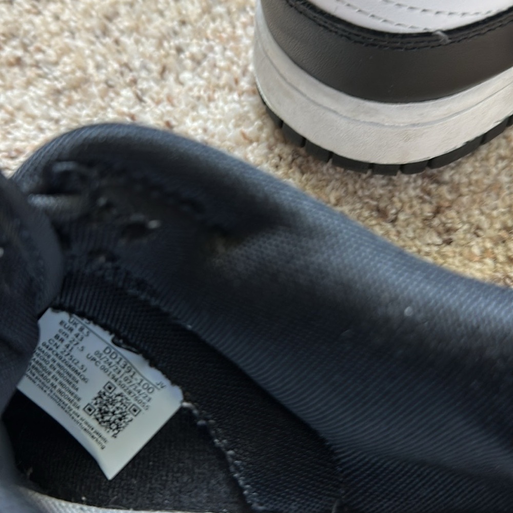 Men's Black and White Nike Sneakers - Picture 4 of 4